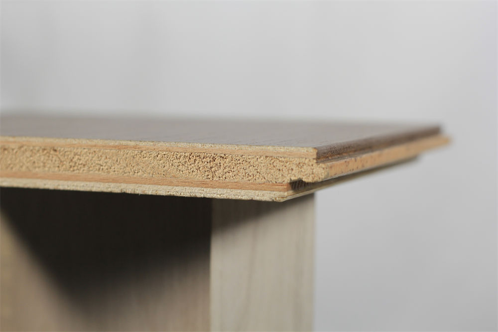 新三层实木地板是什么材质？一篇讲清结构、用料与优势